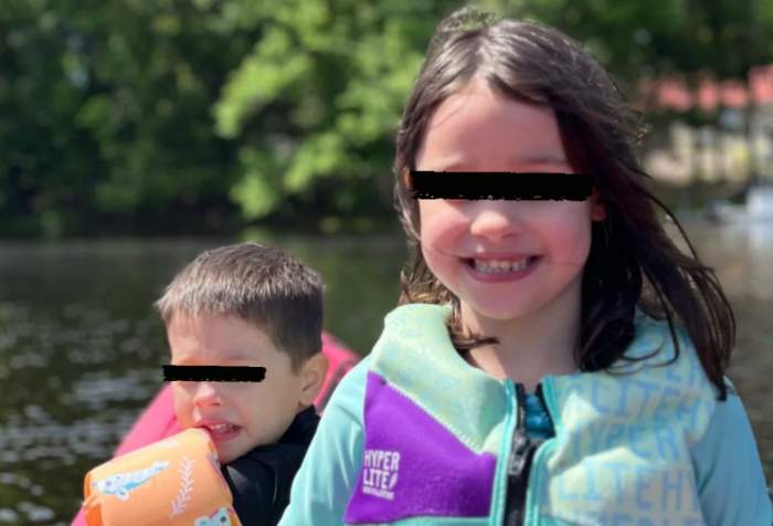 Lucy, împreună cu fratele ei