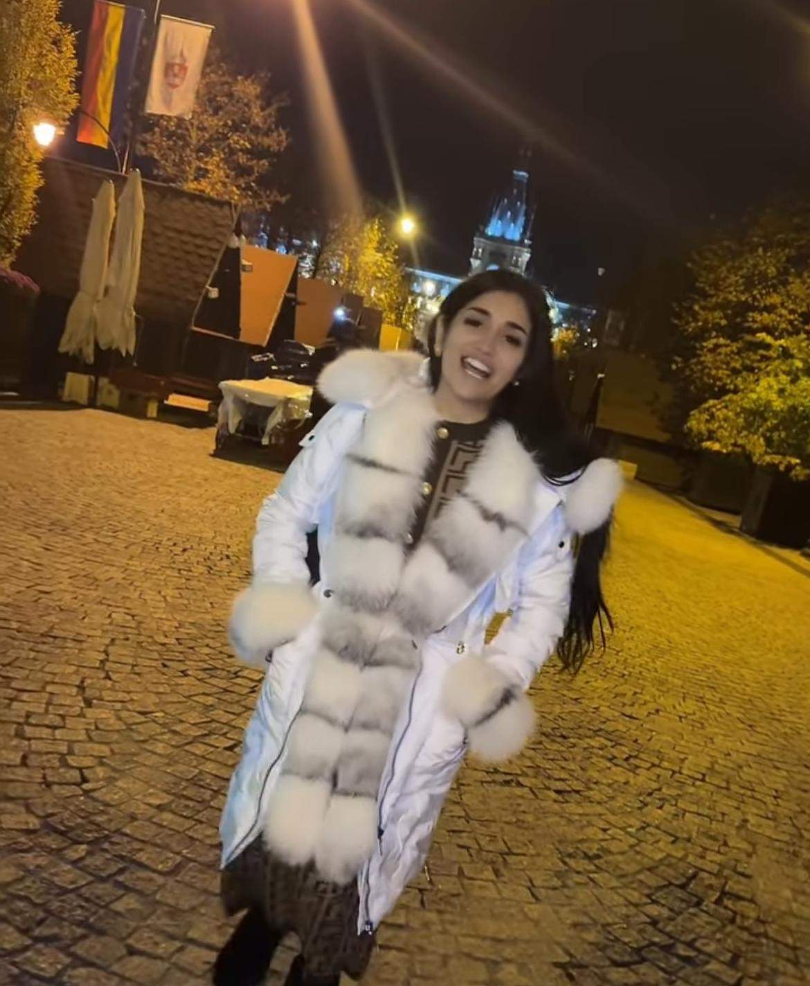 Melek, într-o geacă albă