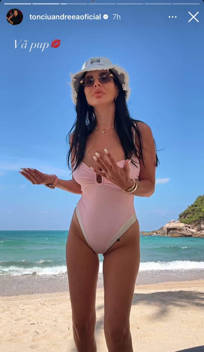 Andreea Tonciu, în costum de baie