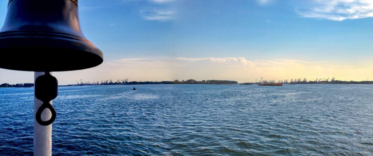 Pericol pe Dunăre! Două barje cu substanțe chimice periculoase s-au scufundat. Autoritățile au ascuns incidentul timp de trei zile