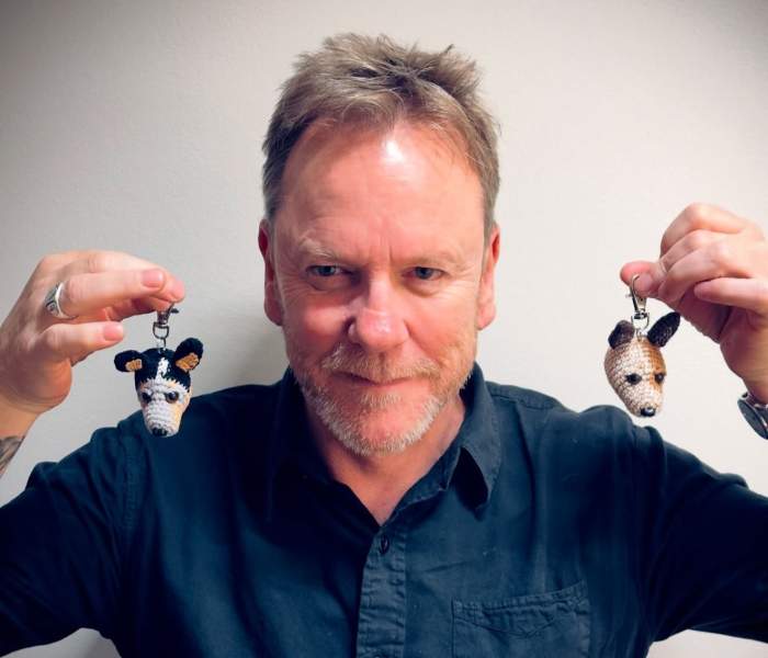 Kiefer Sutherland ține în mână două brelocuri