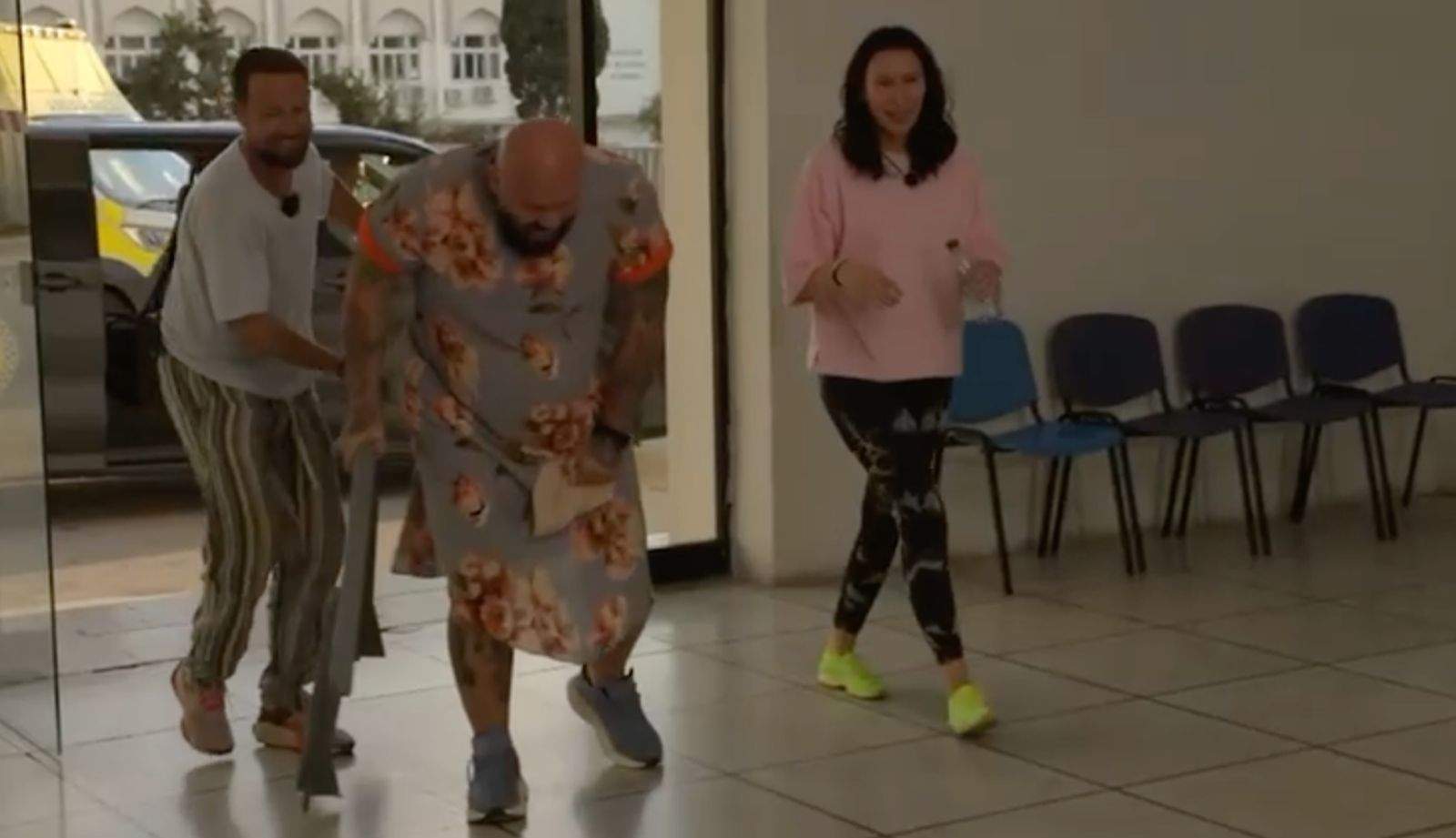 Cătălin Zmărăndescu , cu balustrada după el