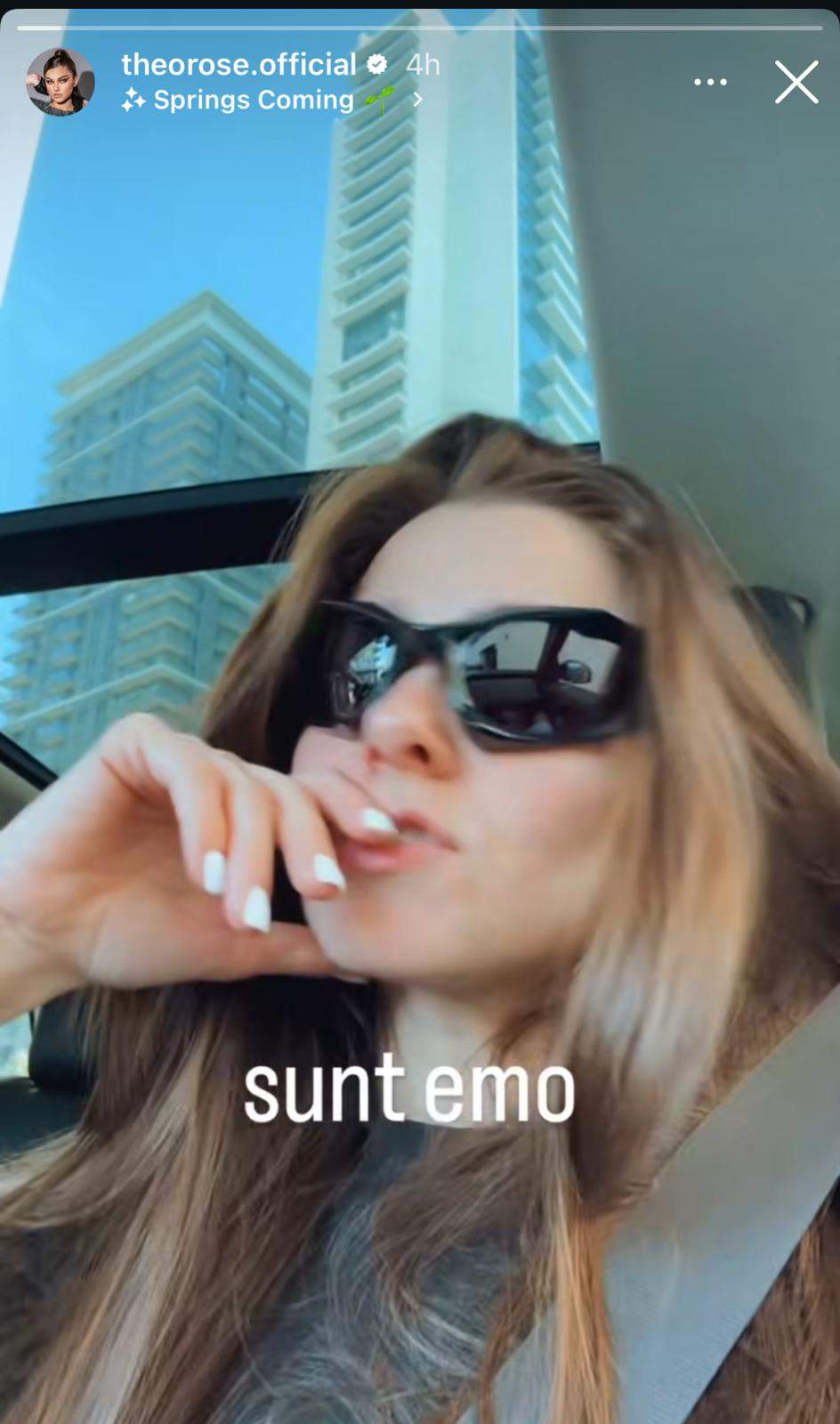 Theo Rose, în mașină