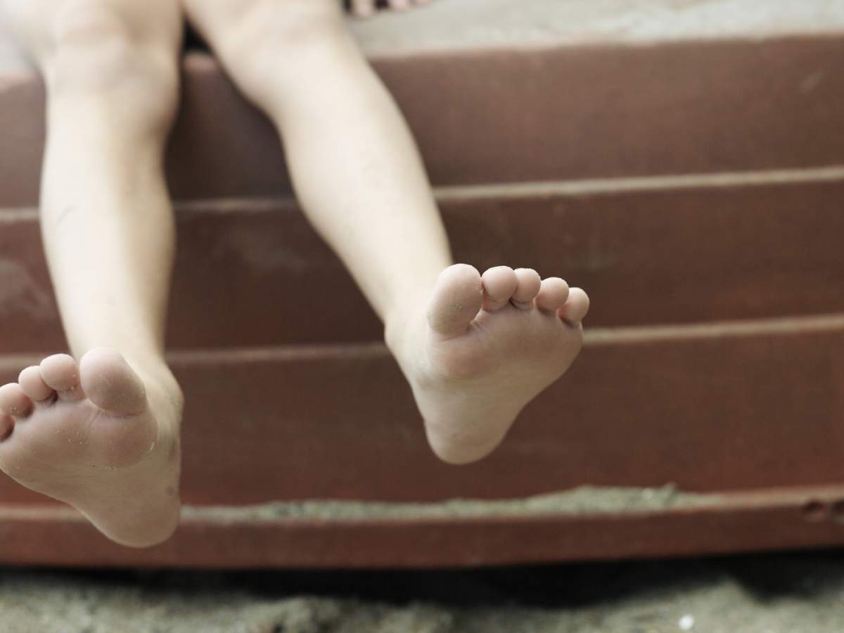 Un băiat de 11 ani s-a sinucis lovindu-se cu capul de podea, la școală! Informații care vă pot afecta emoțional