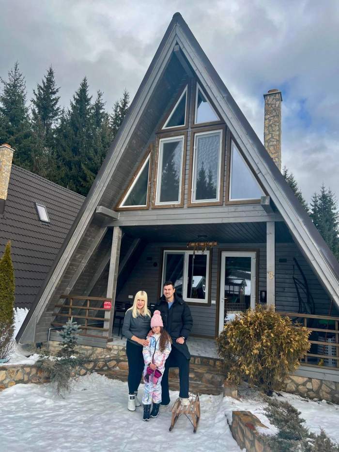 adrian alexandrov, elena udrea si fiica lor la munte