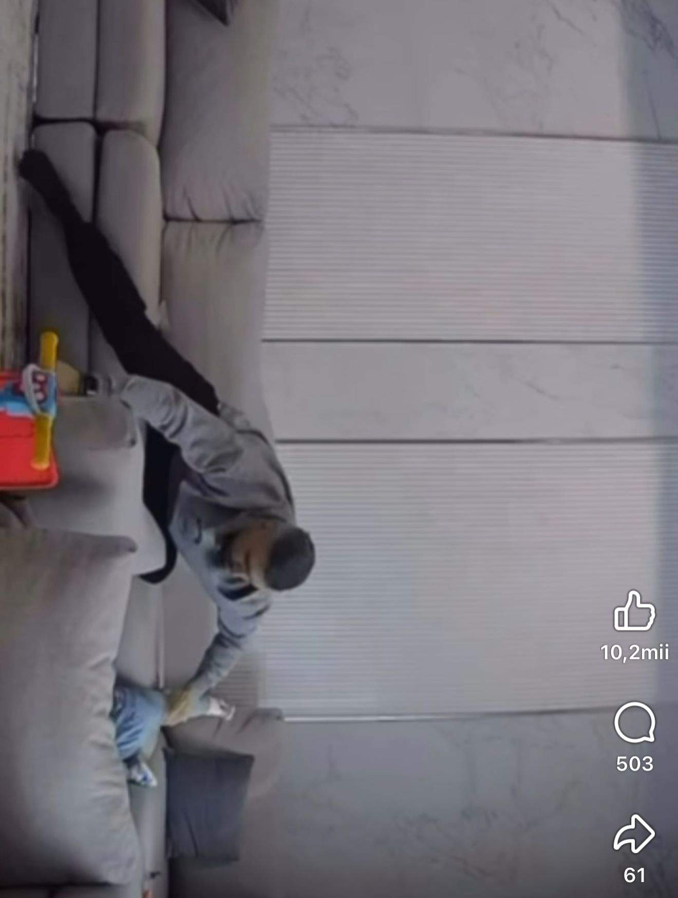 Fiul Vlăduței Lupău cade de pe canapea