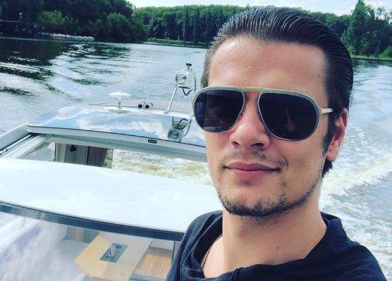 Mario Iorgulescu poarta ochelari de soare