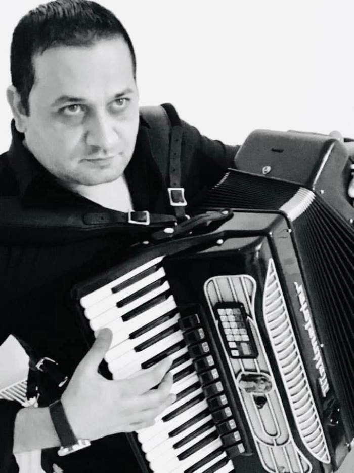 Valentin de la Ploiești, cântând