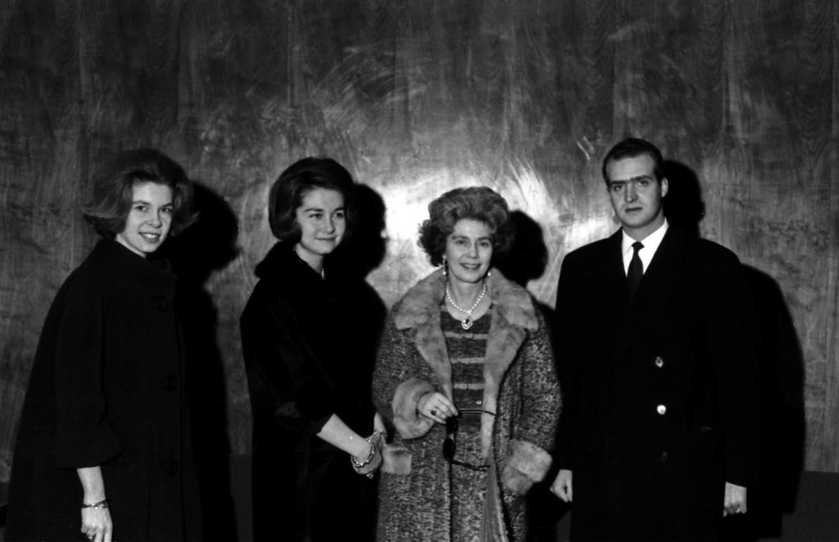 MADRID, SPANIA - 3 FEBRUARIE 1964: Sosirea Reginei Mame a Greciei, Federica de Hanovra, și a fiicei sale, Irene a Greciei, primite pe aeroportul Madrid Barajas de către Prințul spaniol Don Juan