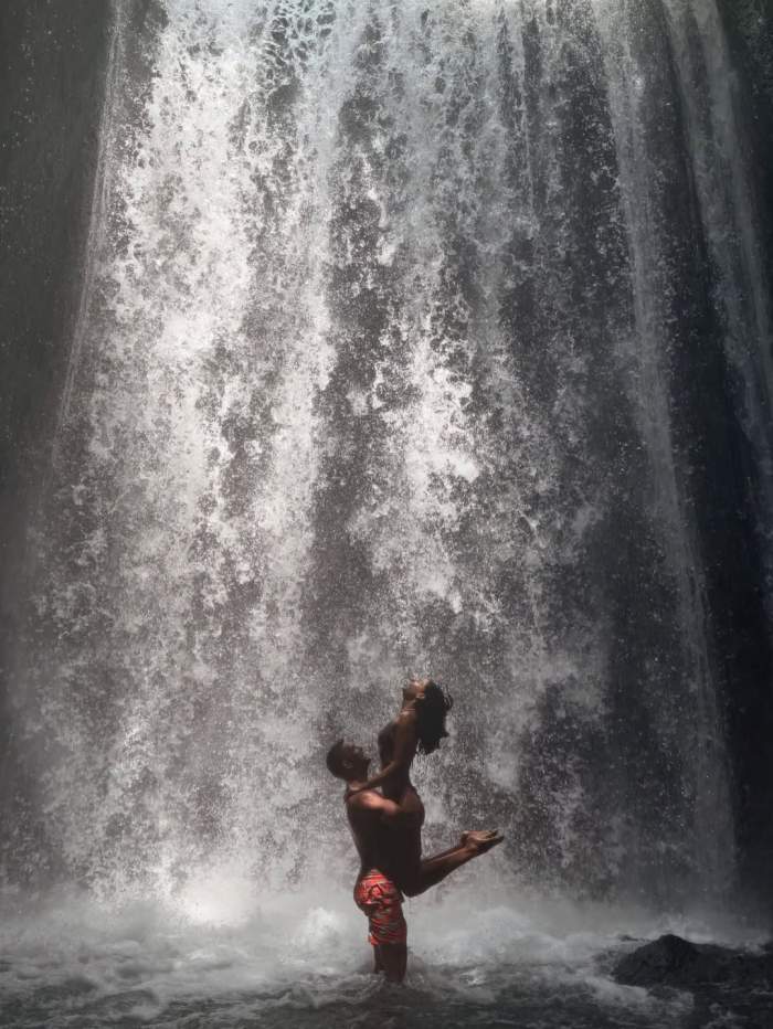 Oana Moșneagu, alături de soțul ei, lângă o cascadă