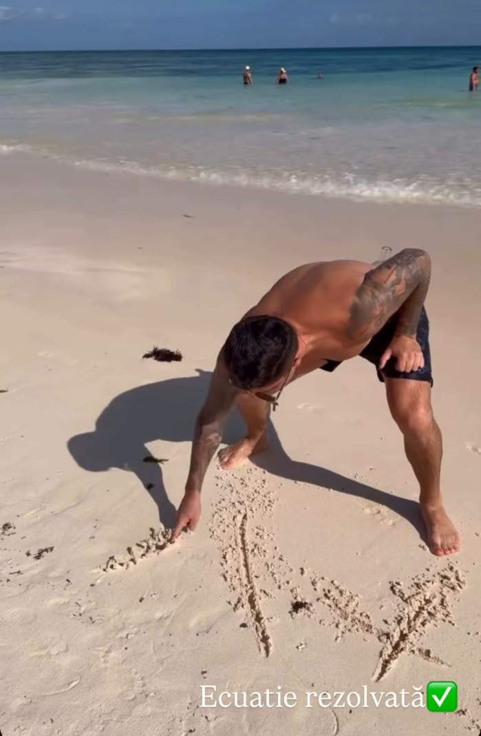 Bogdan de la Ploiești scrie pe nisip inițiala numelui său și al Vanessei