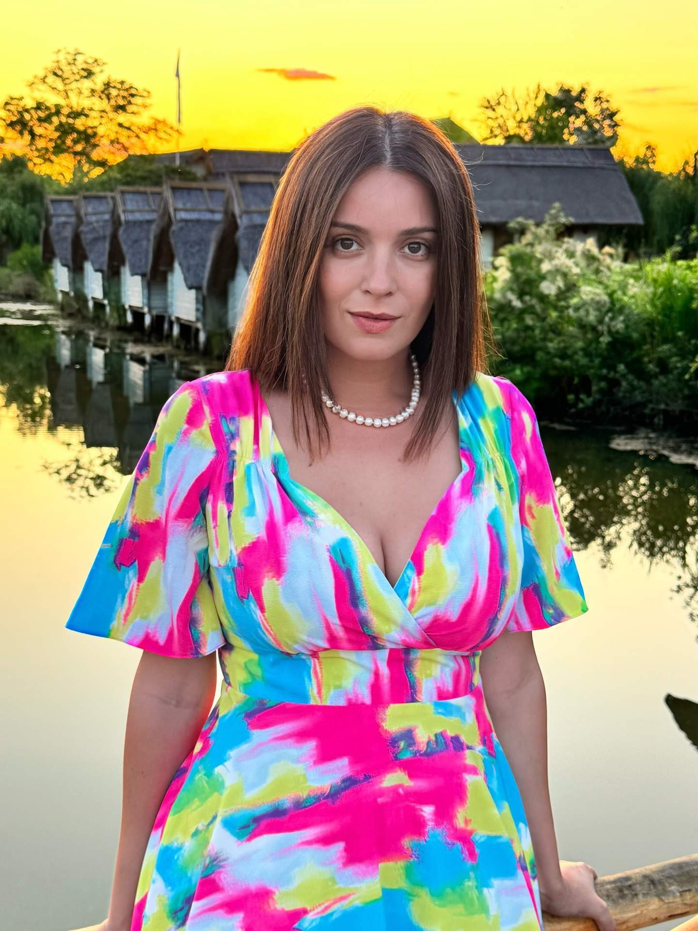 Diana Dumitrescu poara o rochie colorata