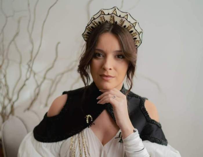 Diana Dumitrescu tine mana la barbie