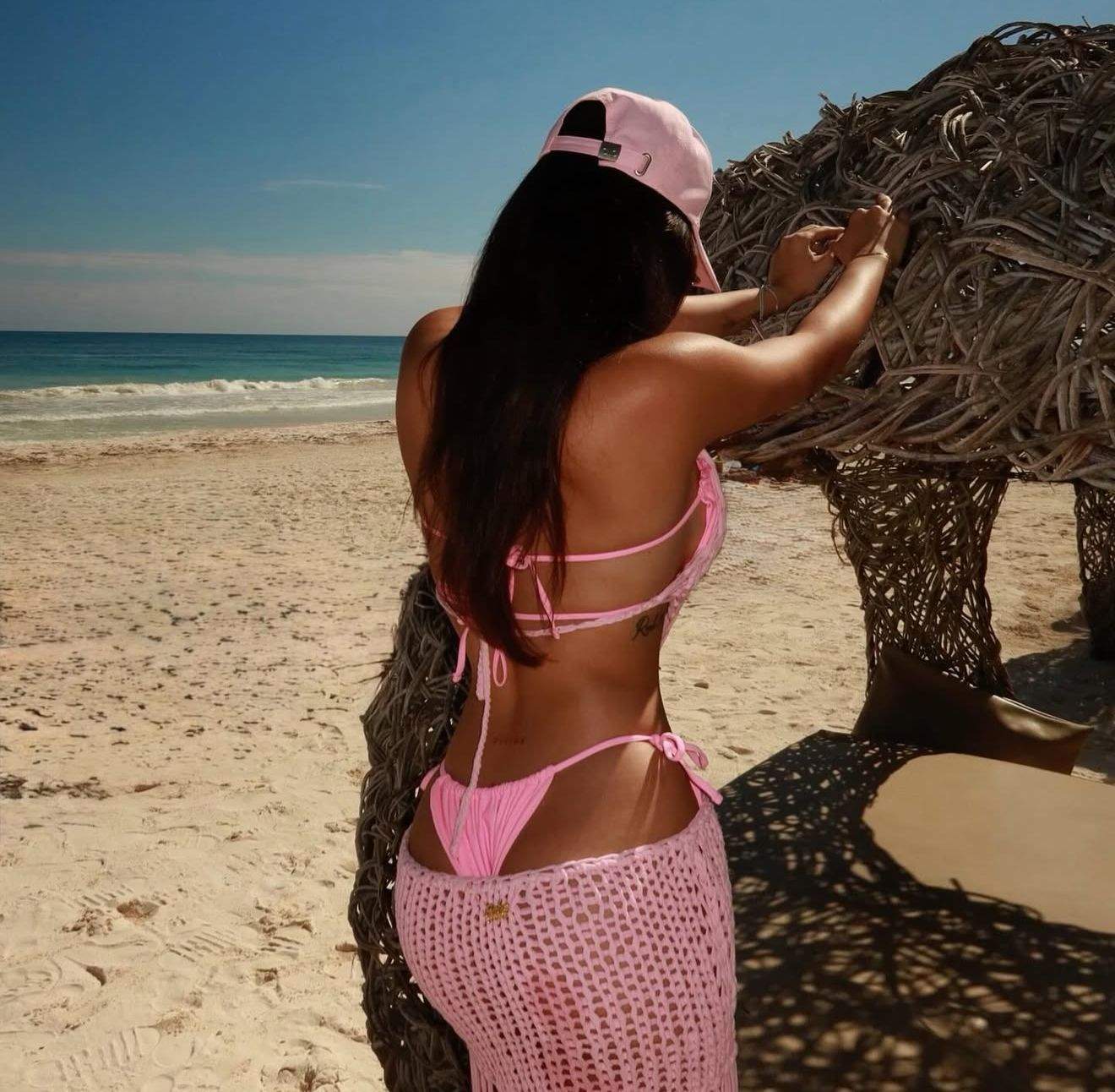 Vanessa, cu posteriorul la vedere