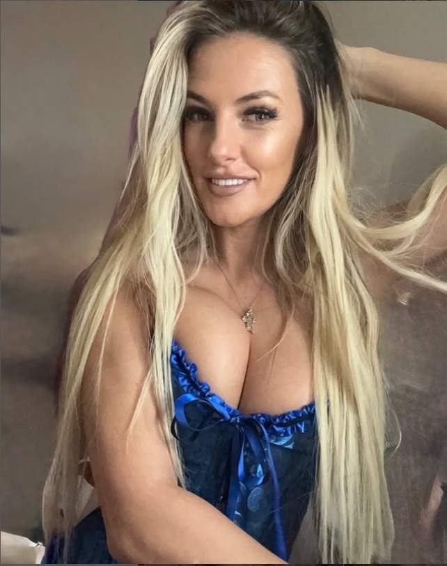 Lolrelai, îmbrăcată sexy