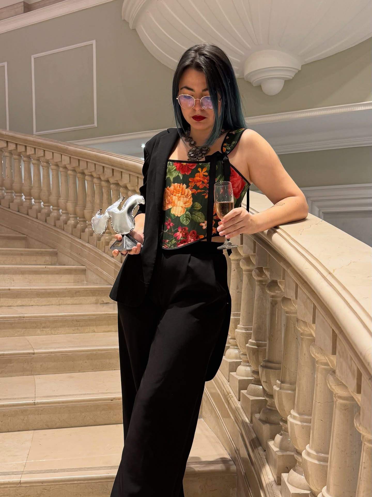 Aluziva, îmbrăcată casual