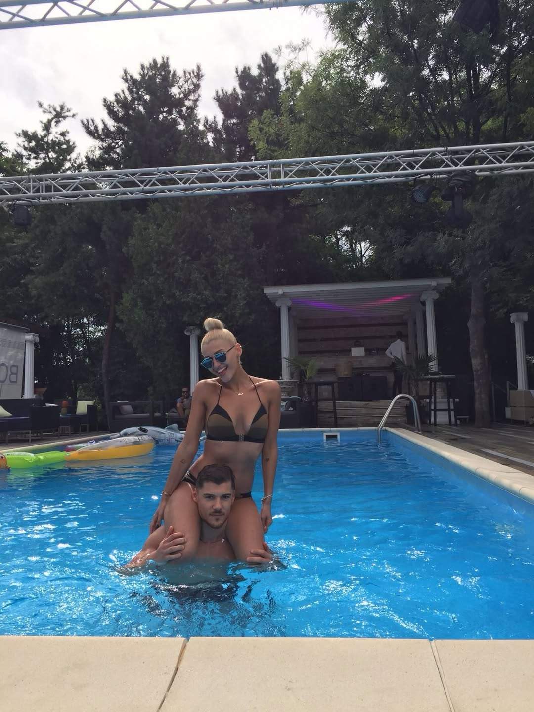 Alina Eremia și Eduard Barbu, la piscină