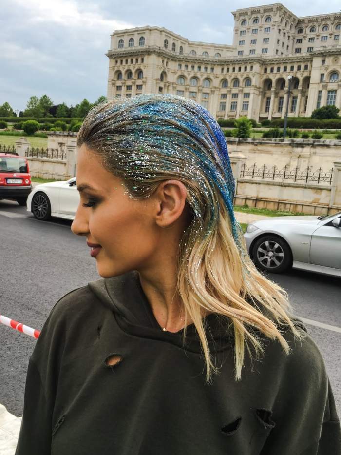 Alina Eremia cu sclipici în păr