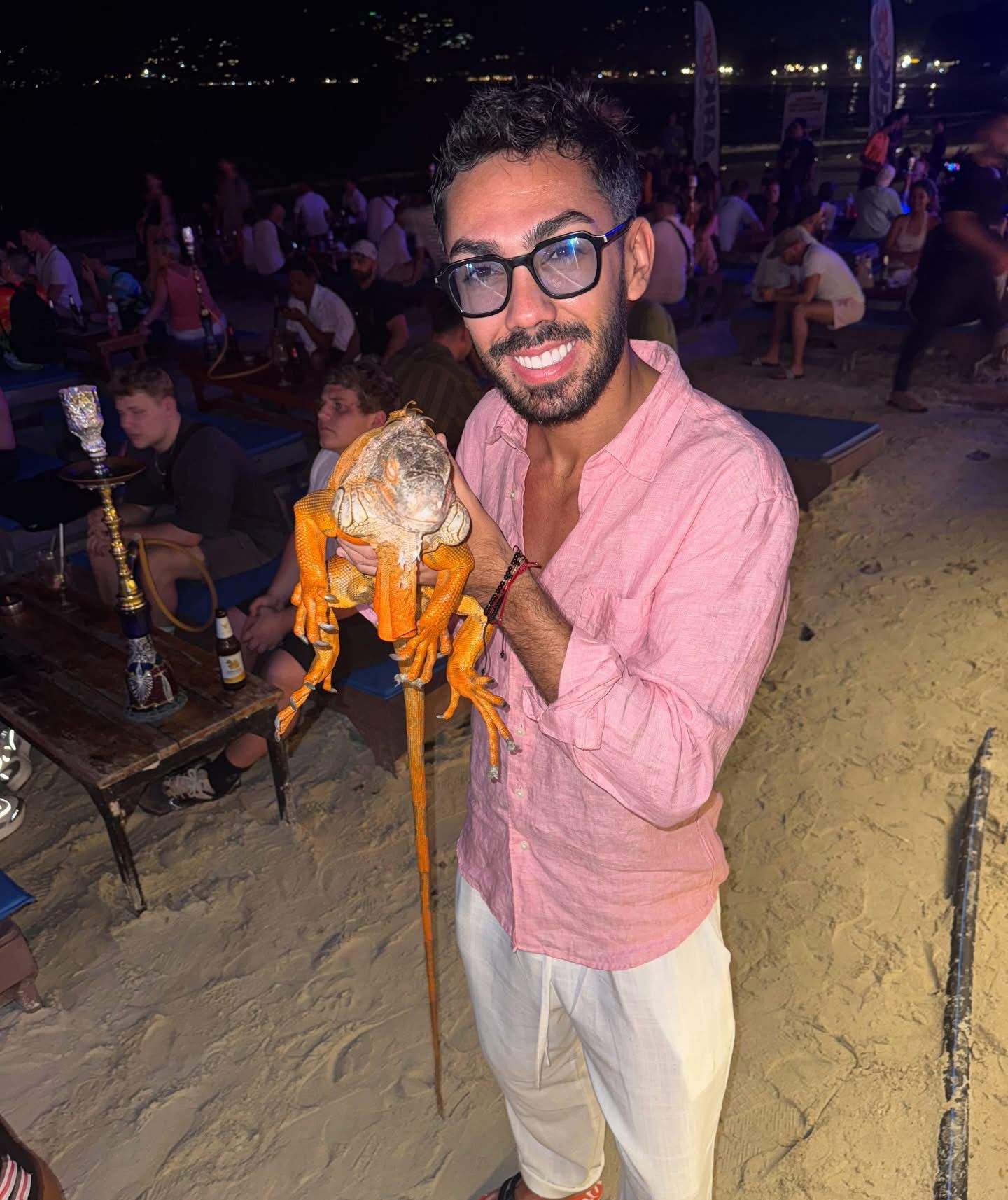 Armin Nicoară ține în mână o iguană