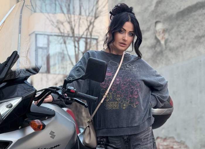 Gabriela Cristea, lângă o motocicletă