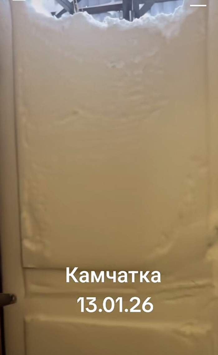 Zăpada a blocat ușa