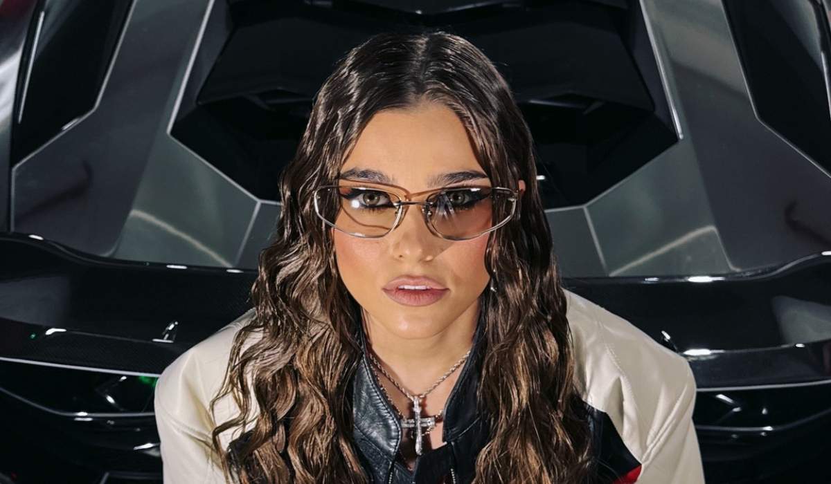 Theo Rose, la un clip video