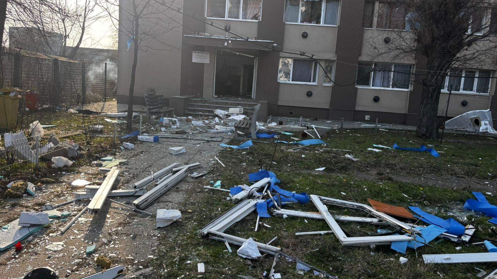 Explozie puternică într-un bloc din Buzău! Mai multe apartamente au fost distruse