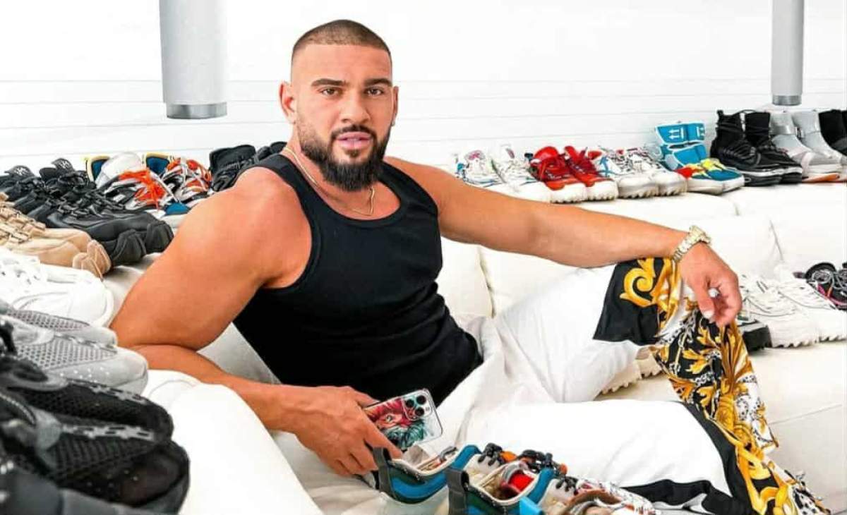 Dorian Popa, lângă colecția de adidași