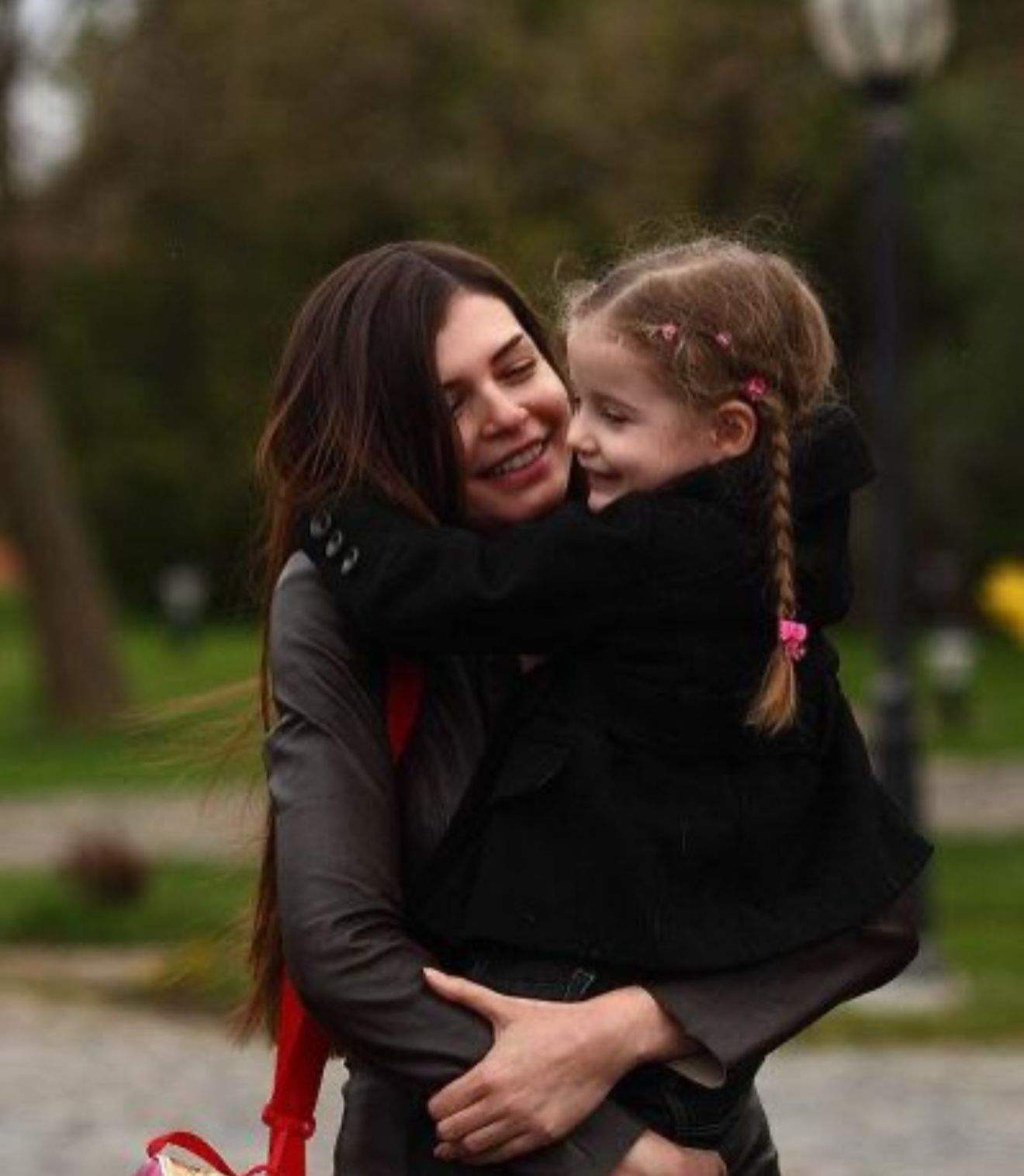 Irina Columbeanu când era copil, alături de mama ei