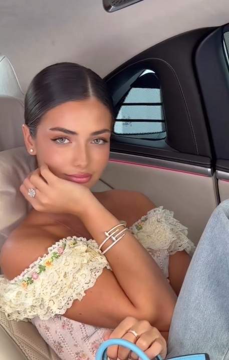 andreea bostanica in masina