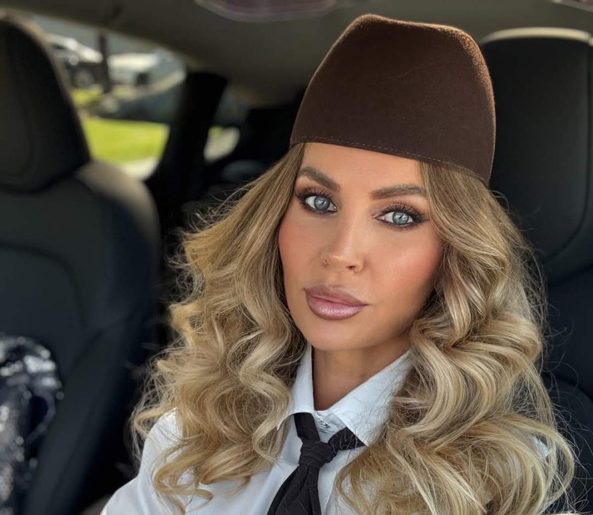 Andreea Bănică, în mașină