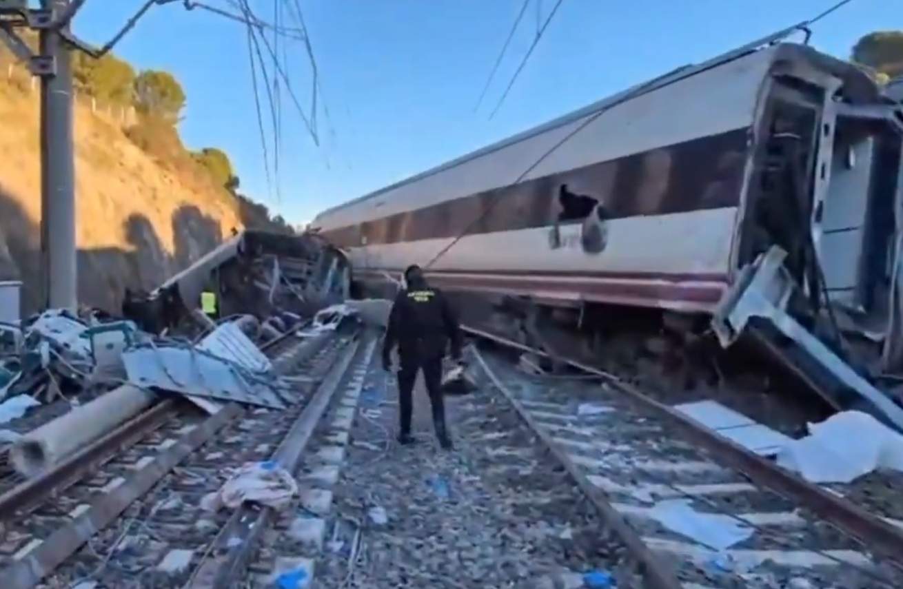 Cel puțin 39 de persoane au murit după ce două trenuri au deraiat! Alte sute au fost rănite. Ce mesaj a transmis președintele Nicușor Dan