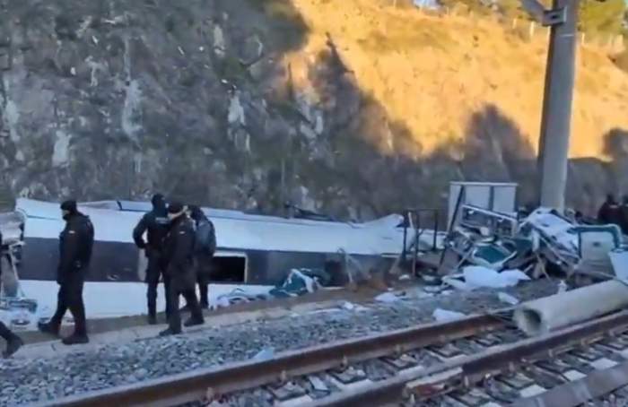 Cel puțin 39 de persoane au murit după ce două trenuri au deraiat! Alte sute au fost rănite. Ce mesaj a transmis președintele Nicușor Dan