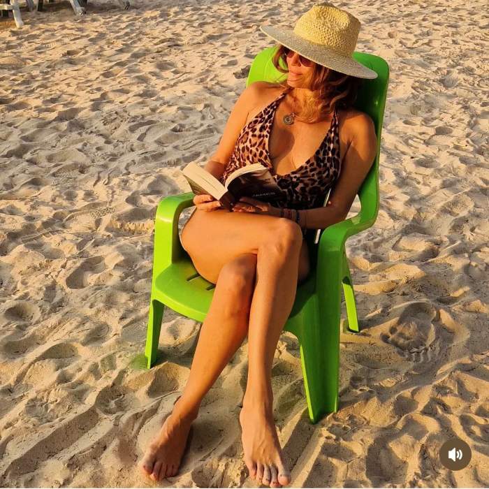 Anca Țurcasiu citeste pe plaja