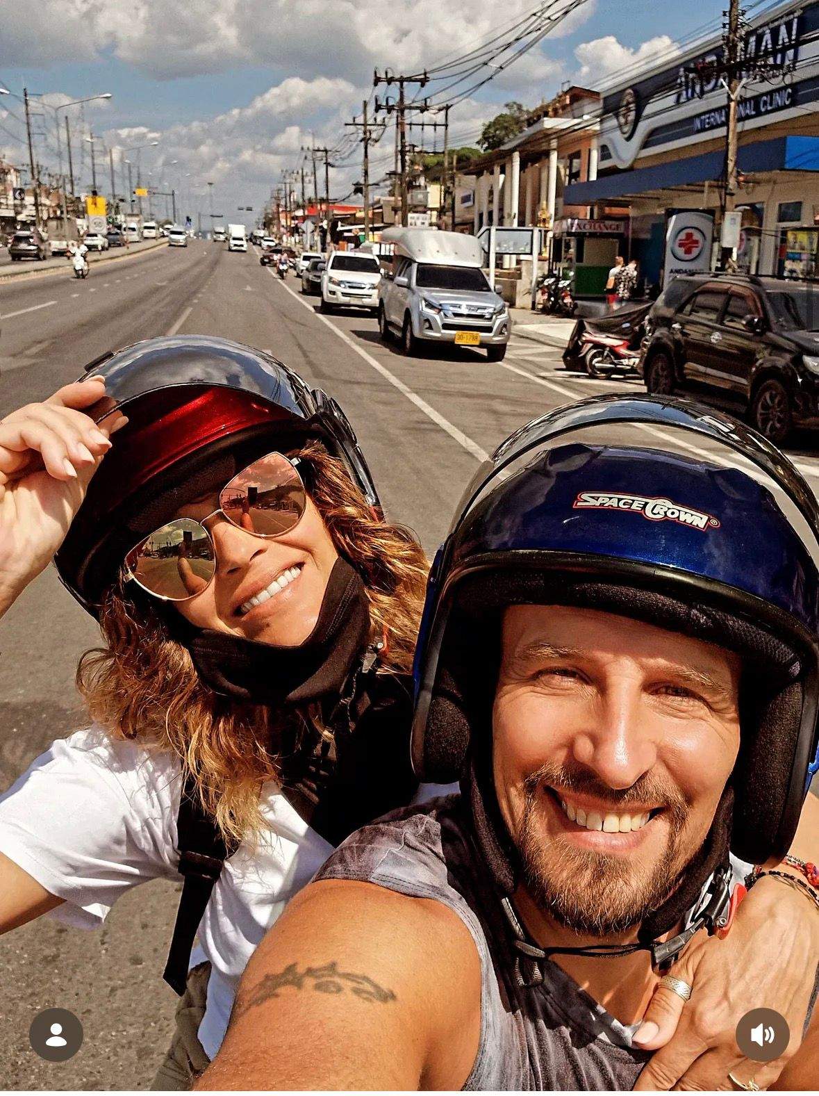 Anca Țurcasiu si iubitul merg cu scuterul