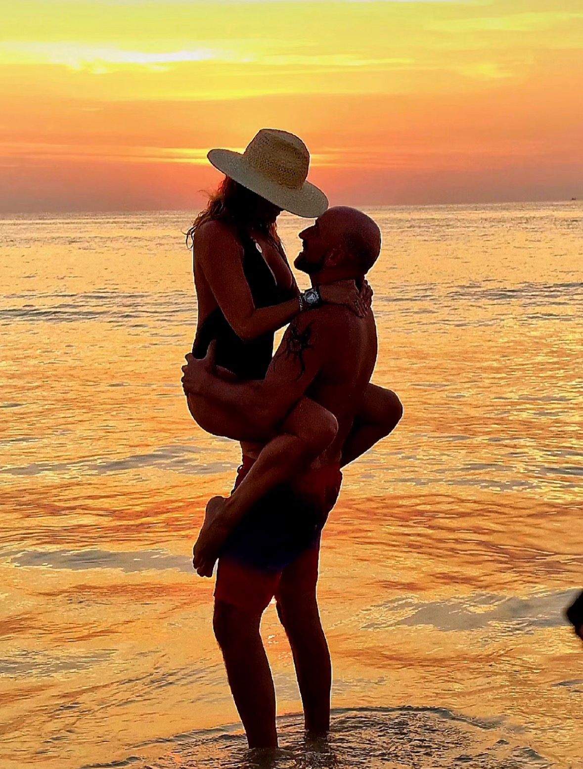 Anca Țurcașiul si iubitul, pe malul marii