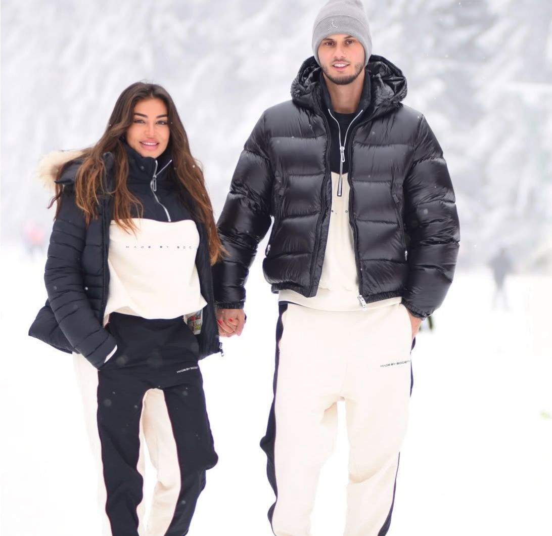 Elena Ionescu și iubitul se țin de mână