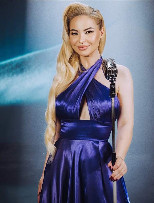 alessia in rochie albastra