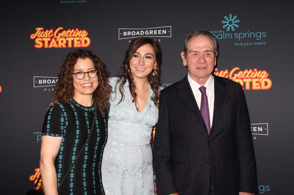 Tommy Lee Jones, Victoria Jones și Dawn Laurel-Jones