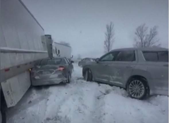 Accident cu peste 100 de maşini şi camioane pe autostradă! Mai multe persoane au fost rănite