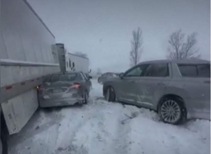 Accident cu peste 100 de maşini şi camioane pe autostradă! Mai multe persoane au fost rănite