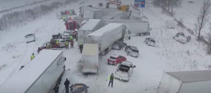 Accident cu peste 100 de maşini şi camioane pe autostradă! Mai multe persoane au fost rănite