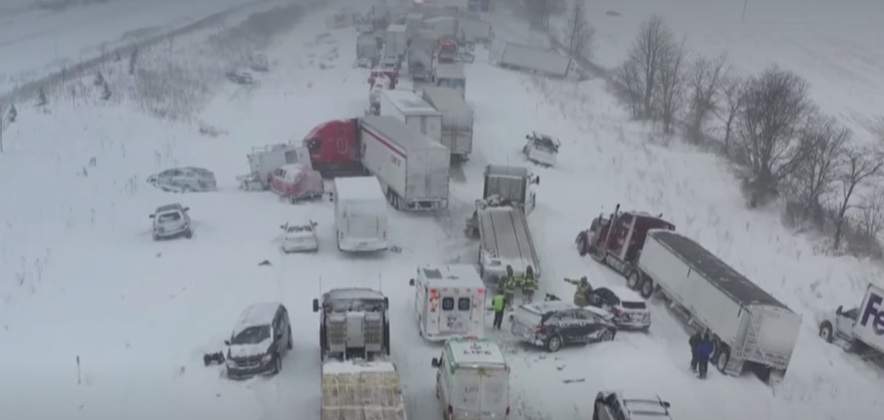Accident cu peste 100 de maşini şi camioane pe autostradă! Mai multe persoane au fost rănite