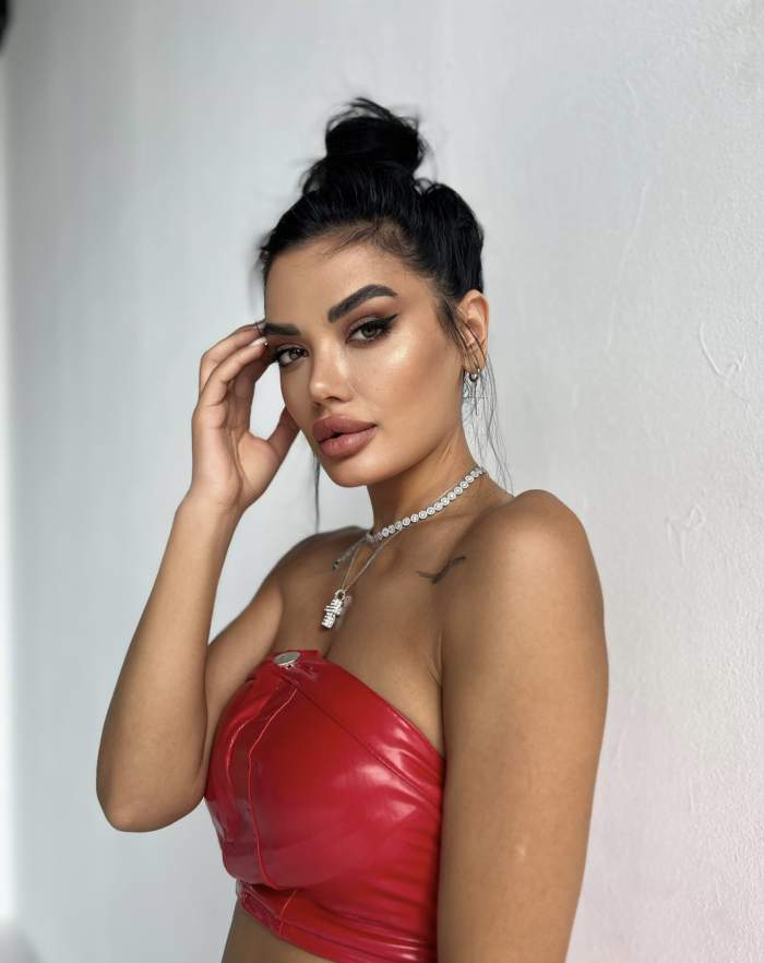 Olga Barcari poarta o tinuta eleganta