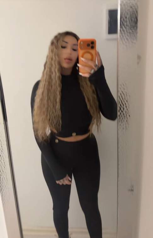 O tiktokeriță cunoscută din România s-a trezit cu poliția la ușă în timp ce era în live! Vecinii au sunat la 112