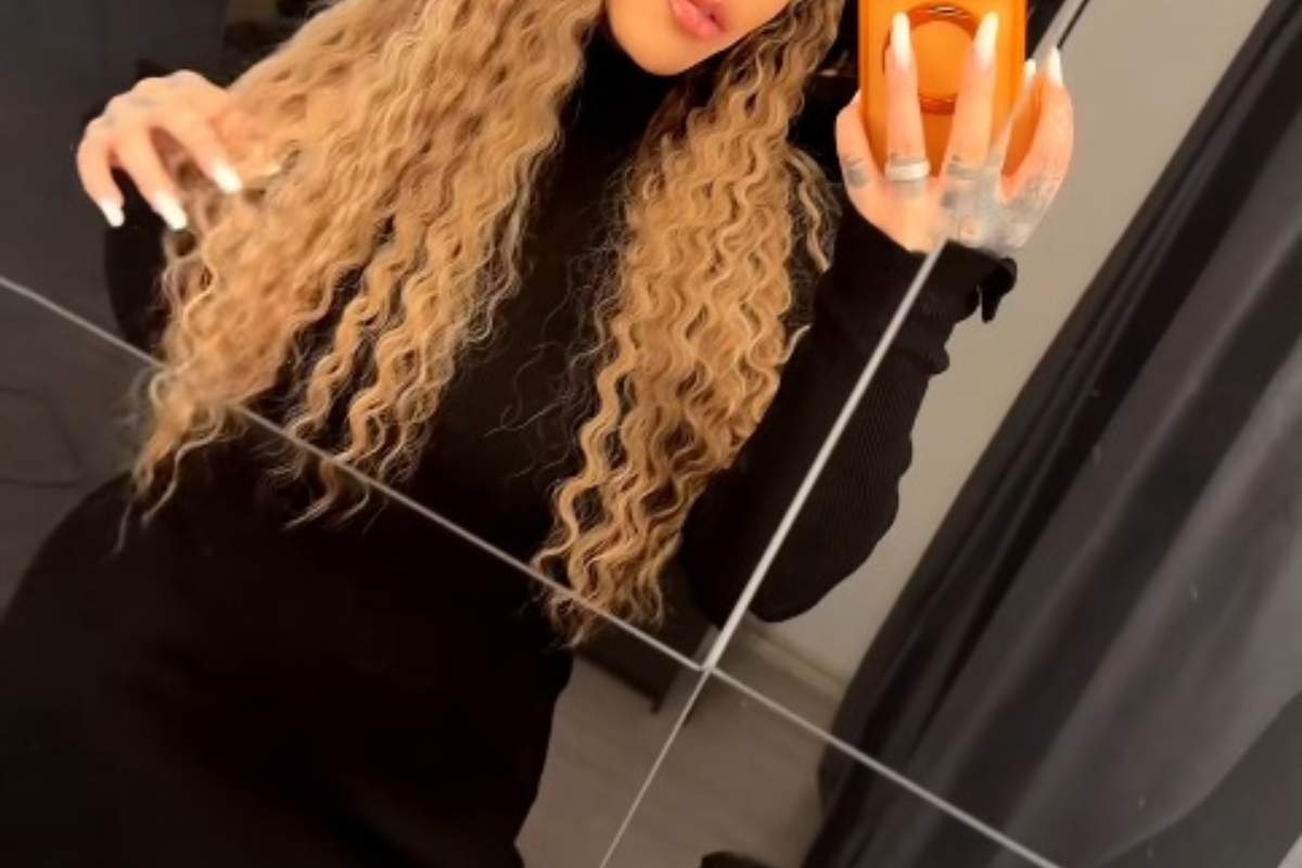 O tiktokeriță cunoscută din România s-a trezit cu poliția la ușă în timp ce era în live! Vecinii au sunat la 112