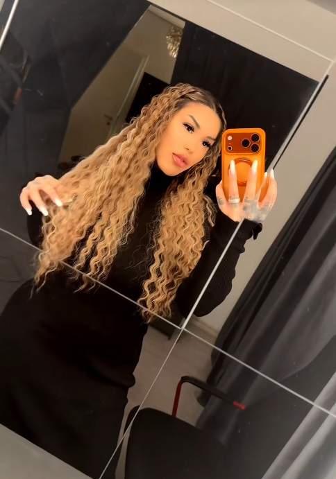 O tiktokeriță cunoscută din România s-a trezit cu poliția la ușă în timp ce era în live! Vecinii au sunat la 112