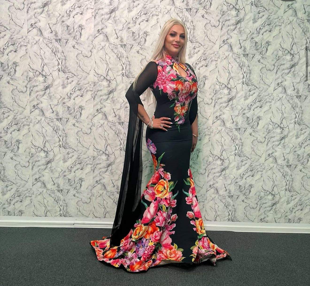 Lambada, îmbrăcată elegant