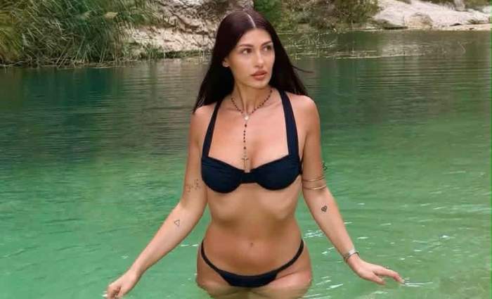 Alina Eremia, în costum de baie