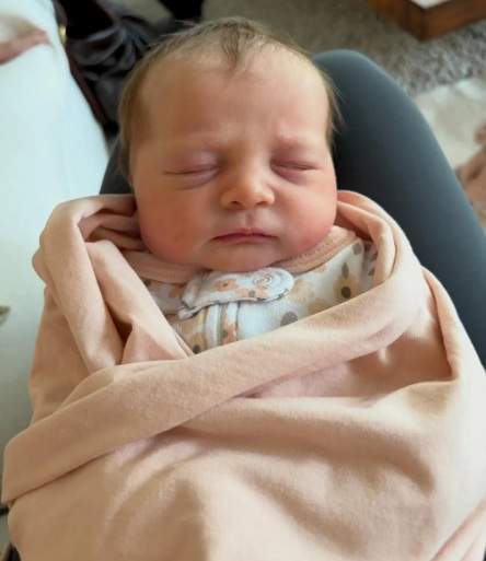 O artistă celebră a devenit mamă pentru a treia oară, în secret! Bebelușul a fost adus pe lume cu ajutorul unei mame surogat